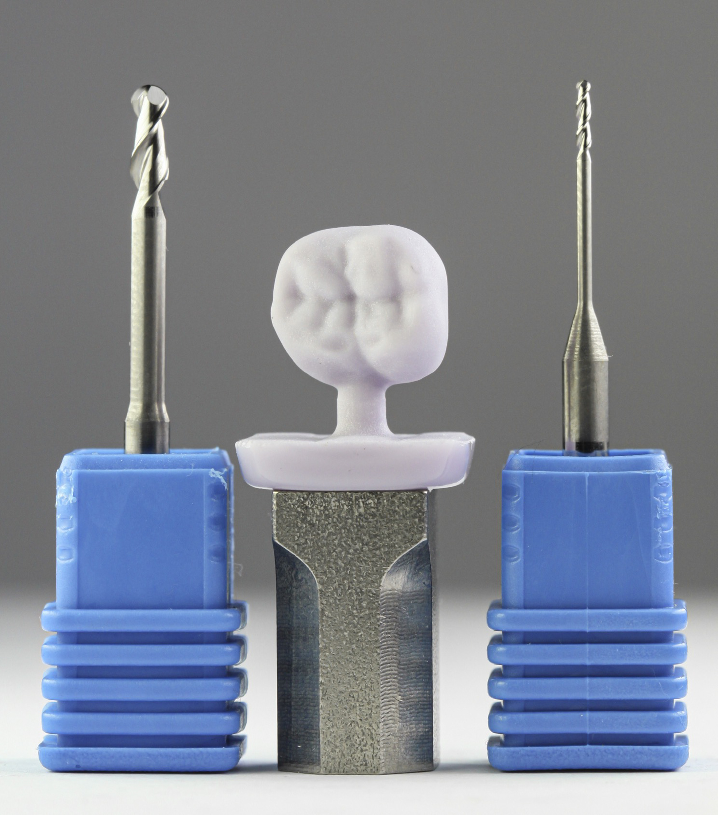 歯の模型と形を整えるための削る器具の写真