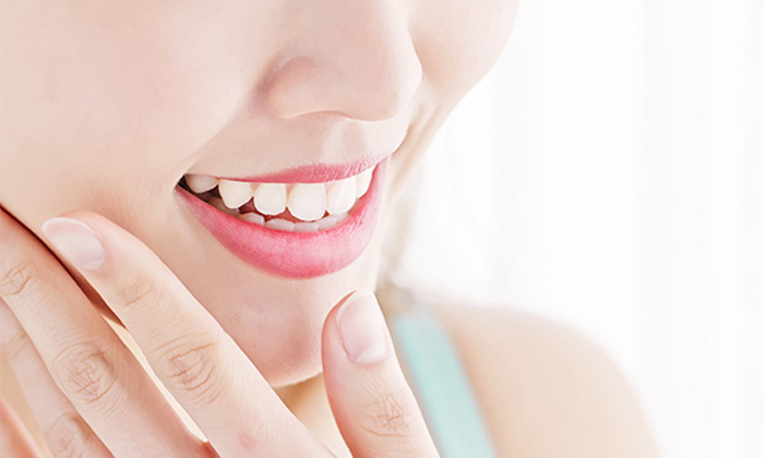 綺麗な歯を出し笑顔の女性