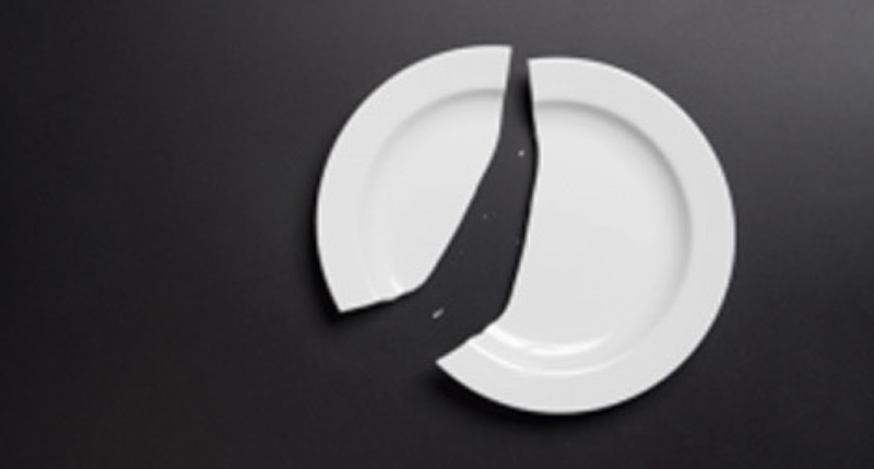 割れた陶器のお皿