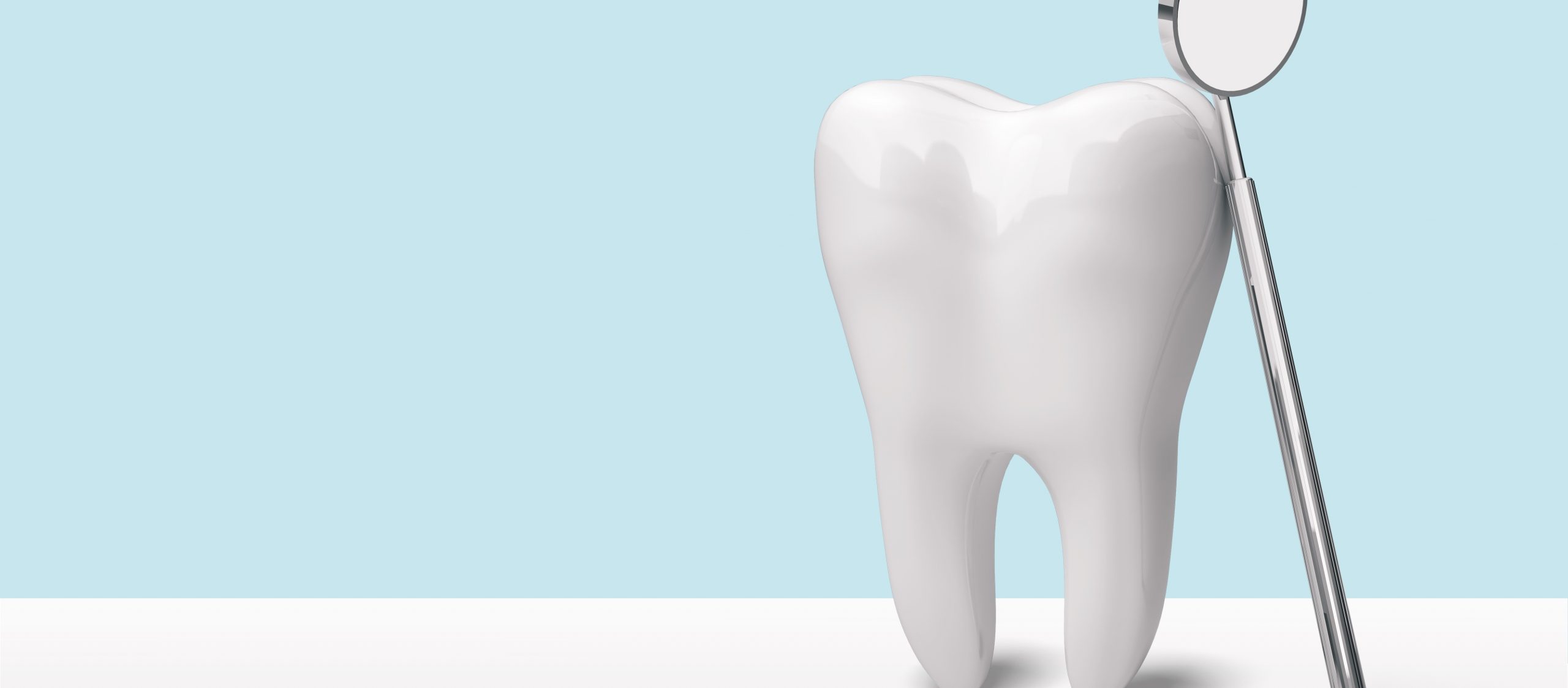 真っ白な綺麗な歯と、お口の中を見るためのミラー