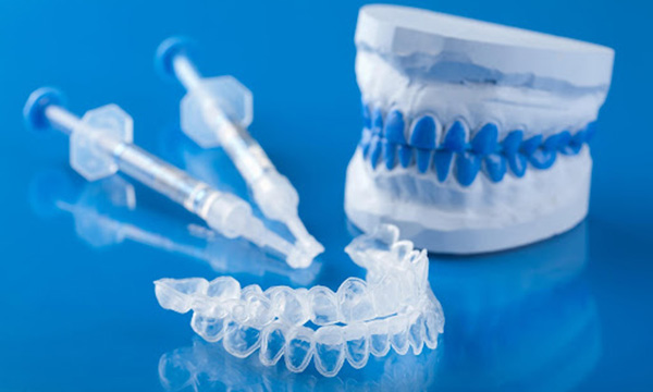 歯型の模型とホームホワイトニングジェル、ホームホワイトニングトレーの写真
