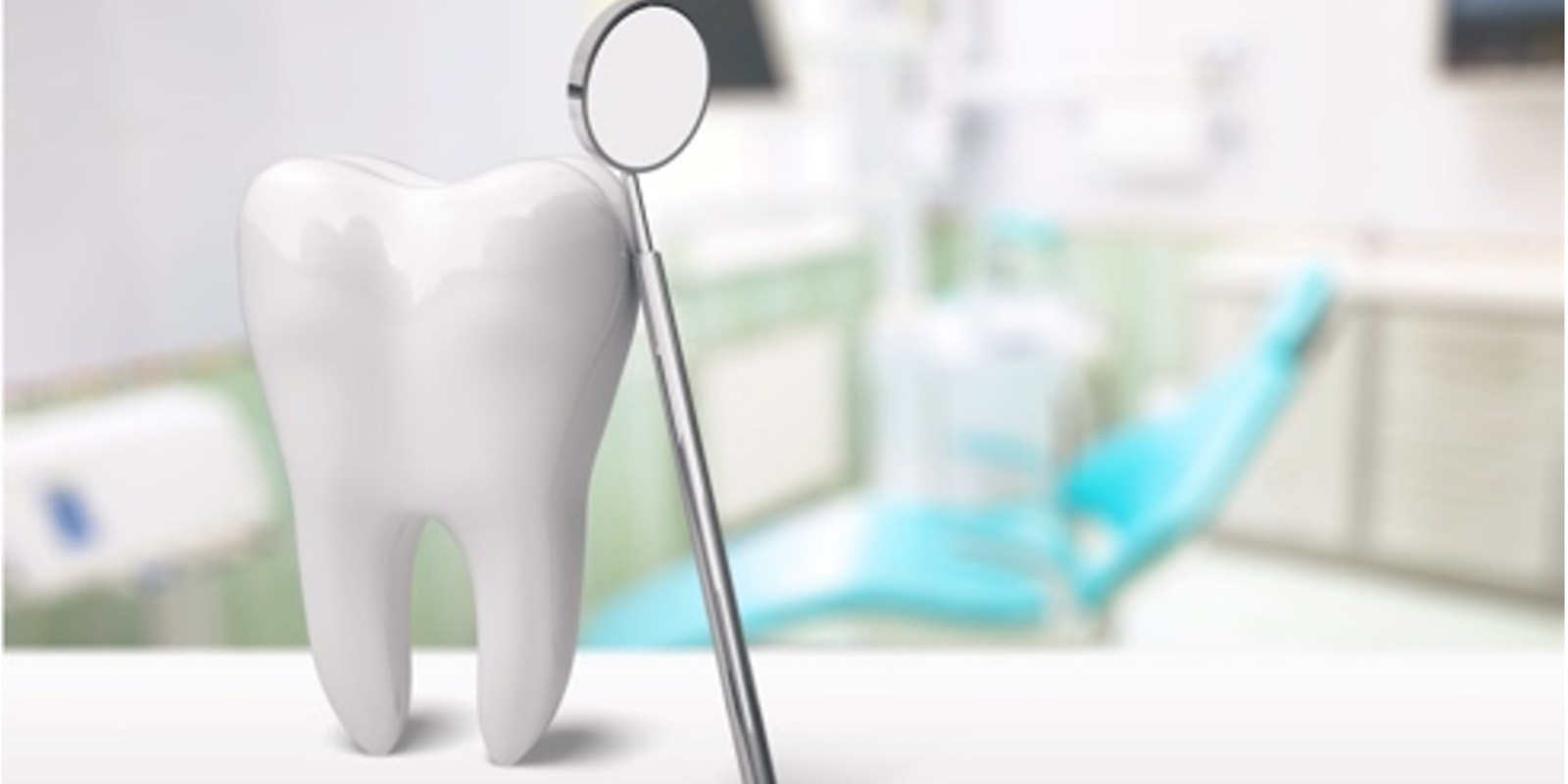 歯科医院にある綺麗な歯の模型とお口の中を見るための小さなミラー