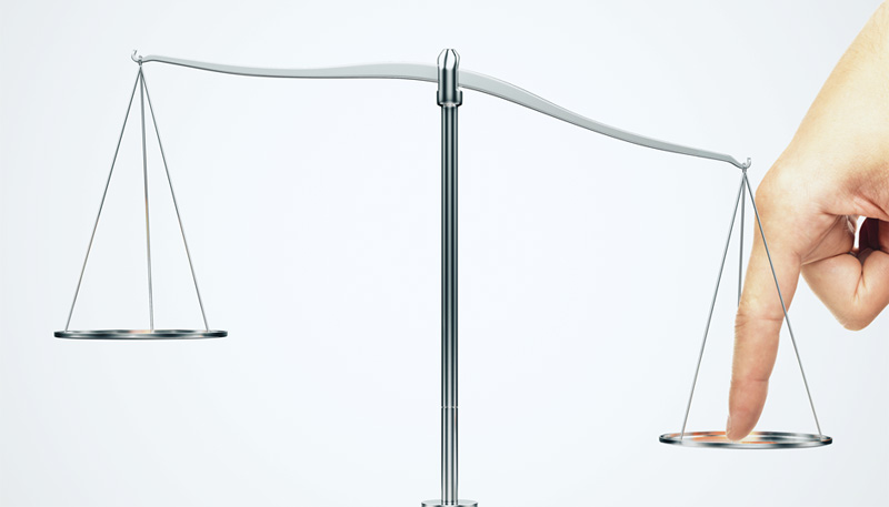 はかりを指で押し下げている様子の写真