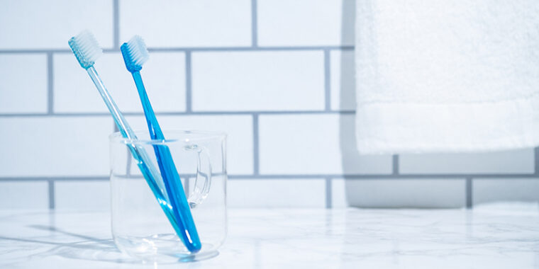 綺麗な洗面台に置かれた歯ブラシの写真