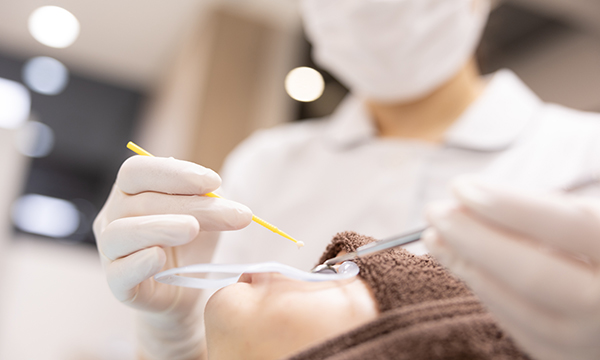 歯科医院で治療を受けているイメージ