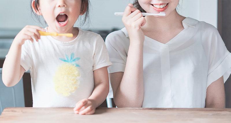 親子で歯ブラシをする様子