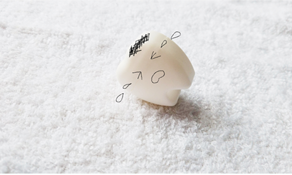 虫歯になり泣いている歯のキャラクター