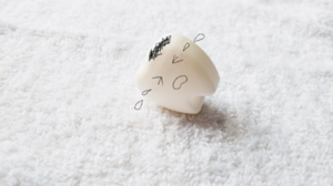 虫歯になり泣いている歯のキャラクター